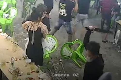Giang hồ xông vào quán nhậu chém người, ném bom xăng