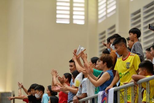 Bên lề sân cỏ Giải Bóng đá Thiếu niên - Nhi đồng Cúp Báo Nghệ An: 'Tưởng đỏ hóa ra đen'