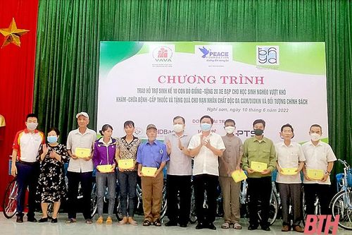 Tặng bò giống, trao quà, xe đạp, khám bệnh miễn phí cho nạn nhân chất độc da cam