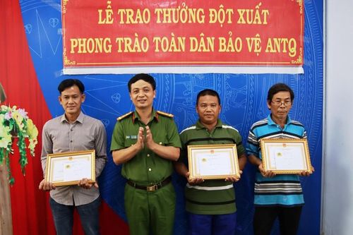 Khen thưởng đột xuất 3 quần chúng bắt 2 đối tượng cướp giật ở TP. Long Xuyên