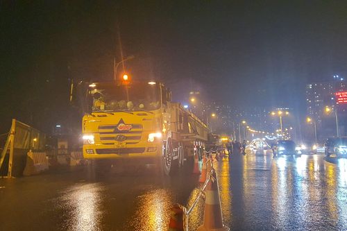 Xuyên đêm vận chuyển phiến dầm cầu Vĩnh Tuy nặng hàng chục tấn