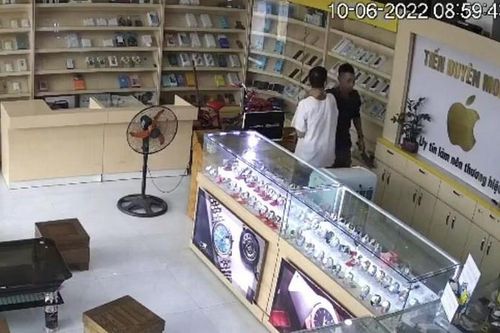 Gã trai làng viết sẵn giấy hỏi vay tiền, cầm dao ép chủ hàng điện thoại đưa 180 triệu đồng
