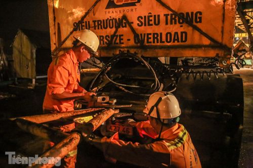 Rào chắn đường dẫn, xuyên đêm vận chuyển dầm cầu Vĩnh Tuy 2