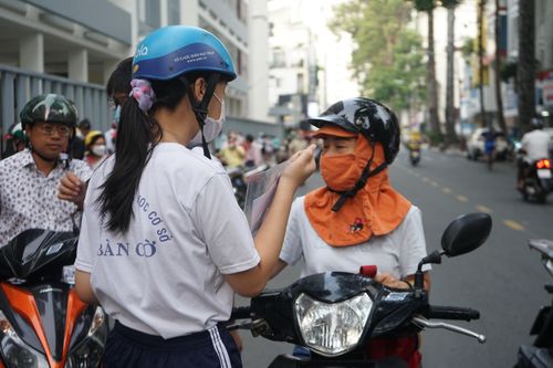 Phụ huynh đội nắng ngóng thí sinh 'vượt vũ môn' vào lớp 10
