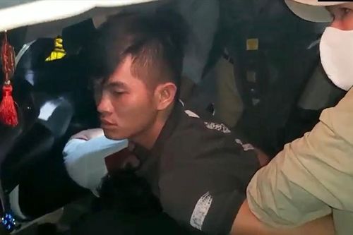 Truy đuổi xe taxi vận chuyển ma túy trên quốc lộ