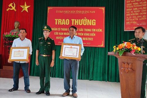 Khen thưởng người cứu sống 5 ngư dân chìm tàu giữa biển