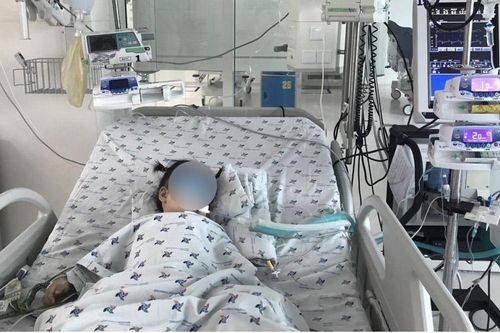 Bé gái 2 tuổi bị dây ba lô siết cổ ở nhà trẻ