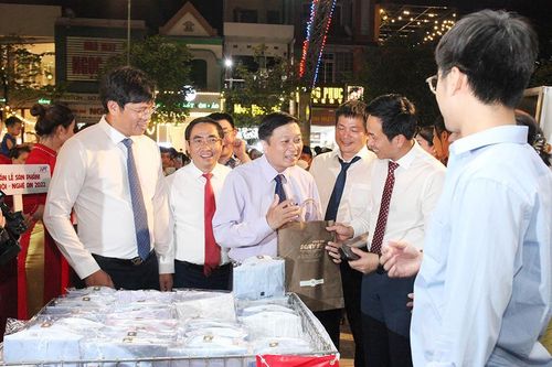 Người dân Nghệ An thích thú thưởng thức đặc sản Hà Nội ngập tràn khắp phố
