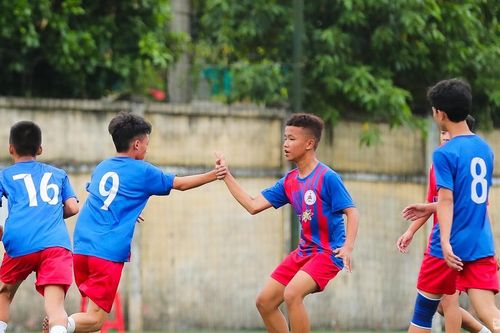 Thắng đậm đội thiếu niên thị xã Cửa Lò, đội thiếu niên Đô Lương tạm dẫn đầu bảng B