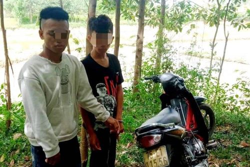 Truy bắt hai thiếu niên trộm xe máy, lẩn trốn trong vườn tràm