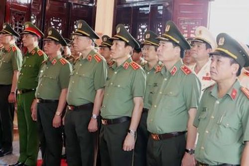 Đoàn đại biểu Bộ Công an dâng hương tưởng niệm đồng chí Phạm Hùng