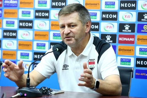 HLV U23 Iraq tố bị CĐV Uzbekistan ném đá