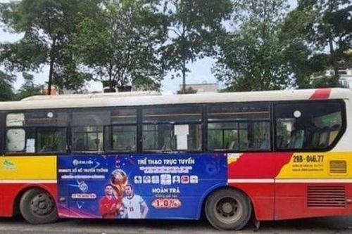 Xe buýt quảng cáo cá độ bóng đá, Sở Giao thông Hà Nội xử lý ra sao?