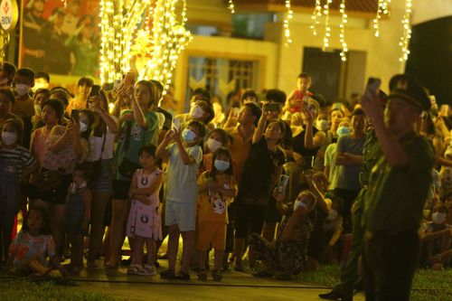 Hàng nghìn người dân chen chân xem màn pháo hoa hiếm có ở TP Hà Tĩnh