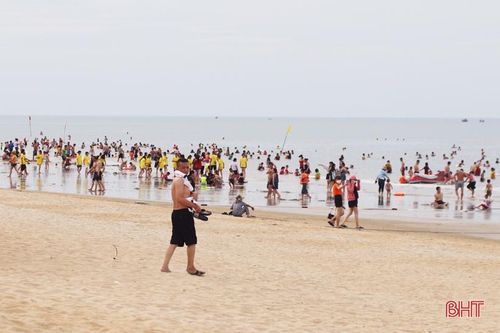 Du khách đổ về biển Hà Tĩnh 'giải nhiệt' dịp cuối tuần