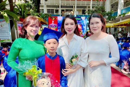 Minh Hà mặc giản dị dự lễ tổng kết năm học của con trai lớn