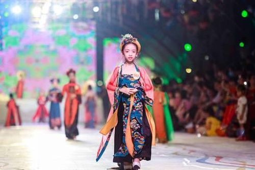 Hơn 100 mẫu nhí trình diễn áo dài ở Đất Tổ