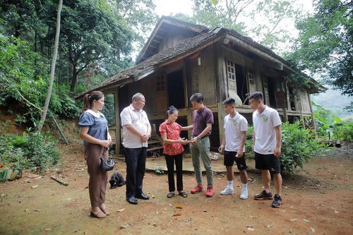 Hòa Bình FC dâng hương tại tượng đài Bác Hồ, cùng đi thiện nguyện