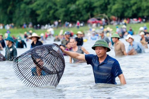 Độc đáo lễ hội bắt cá cầu may ở Hà Tĩnh