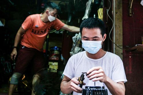 Người 'hồi sinh' những chiếc quạt cổ có niên đại cả trăm năm