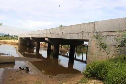 Cầu tiền tỷ dang dở vì lãnh đạo bị bắt