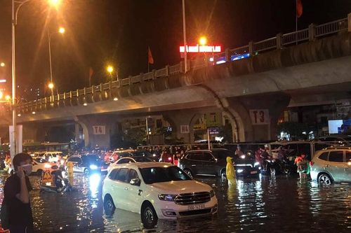 Mưa to bất ngờ, nhiều tuyến phố Hà Nội ngập úng
