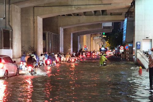 Sau cơn mưa, đường Hà Nội lại thành 'sông', giao thông ùn tắc nghiêm trọng