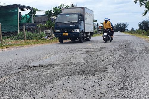 Quảng Trị: Đường sử dụng chưa lâu đã... 'nát như tương'