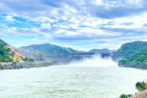 Hòa Bình: Tiếp tục mở thêm 2 cửa xả lũ thủy điện để bảo đảm an toàn vùng hạ du