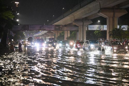 Nhiều tuyến phố Hà Nội thành 'sông' sau cơn mưa như trút nước