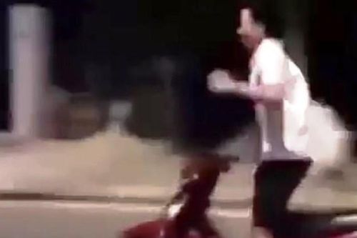 Quảng Nam: Truy tìm nam thanh niên buông 2 tay, 'diễn xiếc' trên xe máy