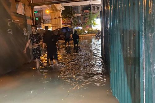 Đường Hà Nội ngập sâu, nước dềnh sóng trong mưa lớn