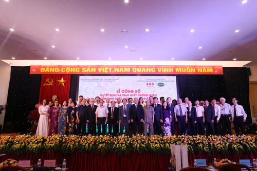 Lễ công bố quyết định và trao giấy chứng nhận kiểm định chất lượng cơ sở giáo dục cho ĐHKD&CN Hà Nội