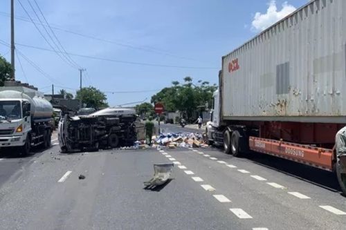 Tai nạn ô tô liên hoàn ở tuyến đường huyết mạch qua Huế, xế hộp lơ lửng trên vựa đồng nát