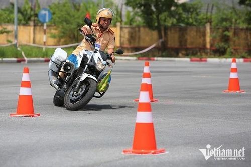 Cảnh sát giao thông đi phân khối lớn dích dắc, lùi ô tô điệu nghệ