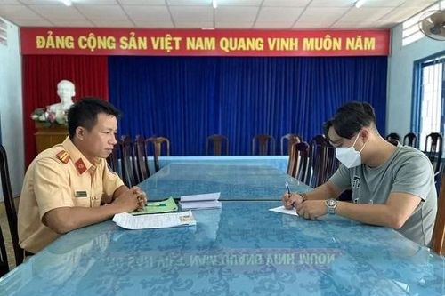 Tước bằng tài xế xe Hoa Mai lấn làn, 'dằn mặt' người đi đúng luật