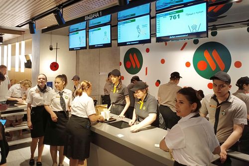 Hình ảnh người dân Nga trải nghiệm hương vị cũ của 'McDonalds mới'