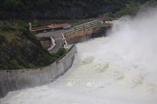 Nhà máy thủy điện Hòa Bình mở 4 cửa xả lũ