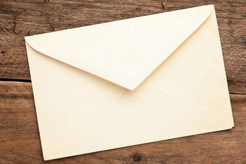 Sau đêm tân hôn, cô dâu bóc phong bì rồi ngao ngán khi nhận được mảnh giấy kỳ lạ nhắc đến chồng mình, đọc kỹ dòng chữ bên trong chú rể 'giận tím mặt'