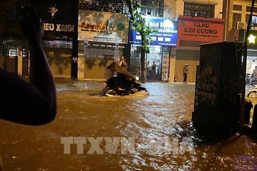 Nhiều tuyến phố Hà Nội ngập sâu sau trận mưa lớn tối 13/6