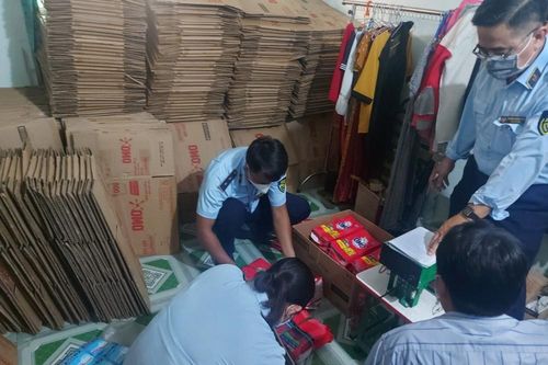 Phát hiện điểm san chiết, đóng gói bột giặt giả mạo nhãn hiệu OMO