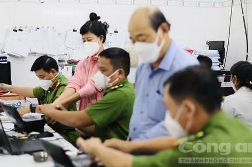 Công an quận Bình Tân 'làm hết việc không hết giờ' cấp CCCD cho người dân