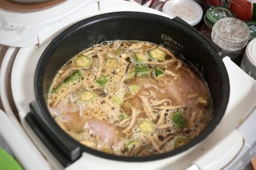 Đằng sau thân hình mảnh mai của người Nhật