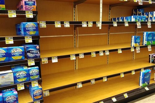 'Tôi sắp sinh con, và bây giờ không có sữa lẫn băng vệ sinh?'