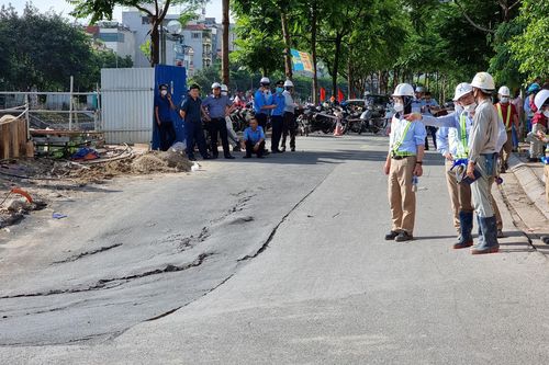 Đường ven sông Tô Lịch bất ngờ sụt sâu 1 mét