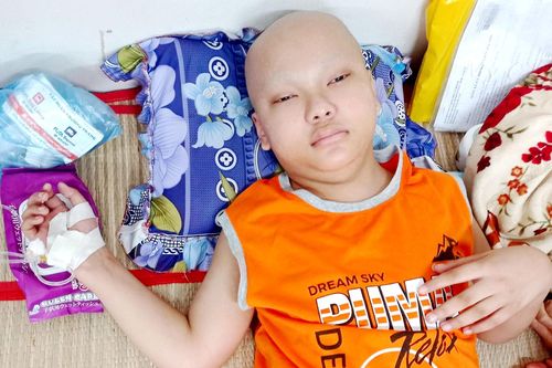 Nhà nghèo, con mắc bệnh u não
