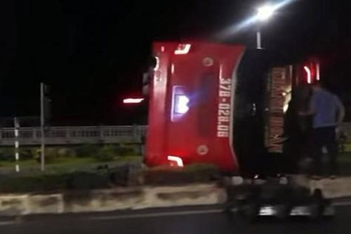 Xe khách tông xe máy, 4 người chết, nhiều người bị thương