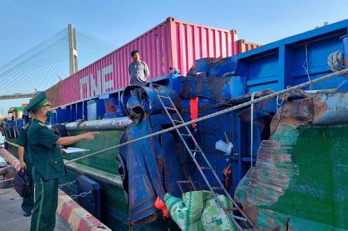 TPHCM: Tàu vận tải biển va chạm với sà lan trên sông Sài Gòn