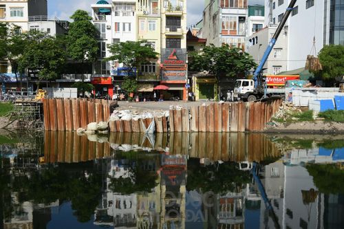 Hà Nội: Hơn 20 mét đường bất ngờ sụt lún, sâu nhất khoảng 1 mét