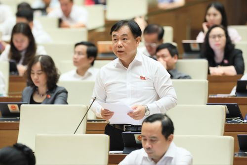 Sau 'cơn bão' Việt Á, y tế chao đảo